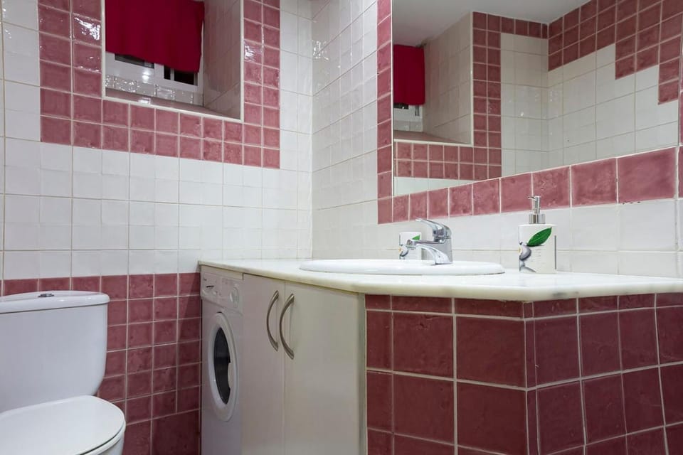 Toilet, Bathroom, towels, washing machine