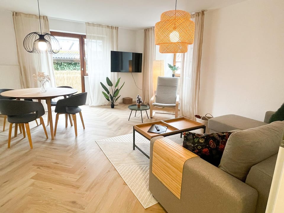 Communal lounge/ TV room, TV and multimedia, Living room, Seating area, Evening entertainment