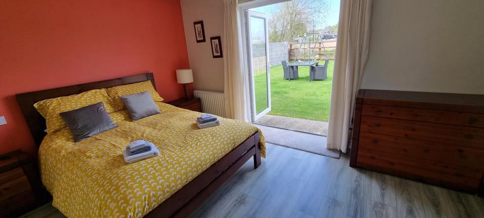 Bed, Photo of the whole room, Bedroom, Garden view, towels