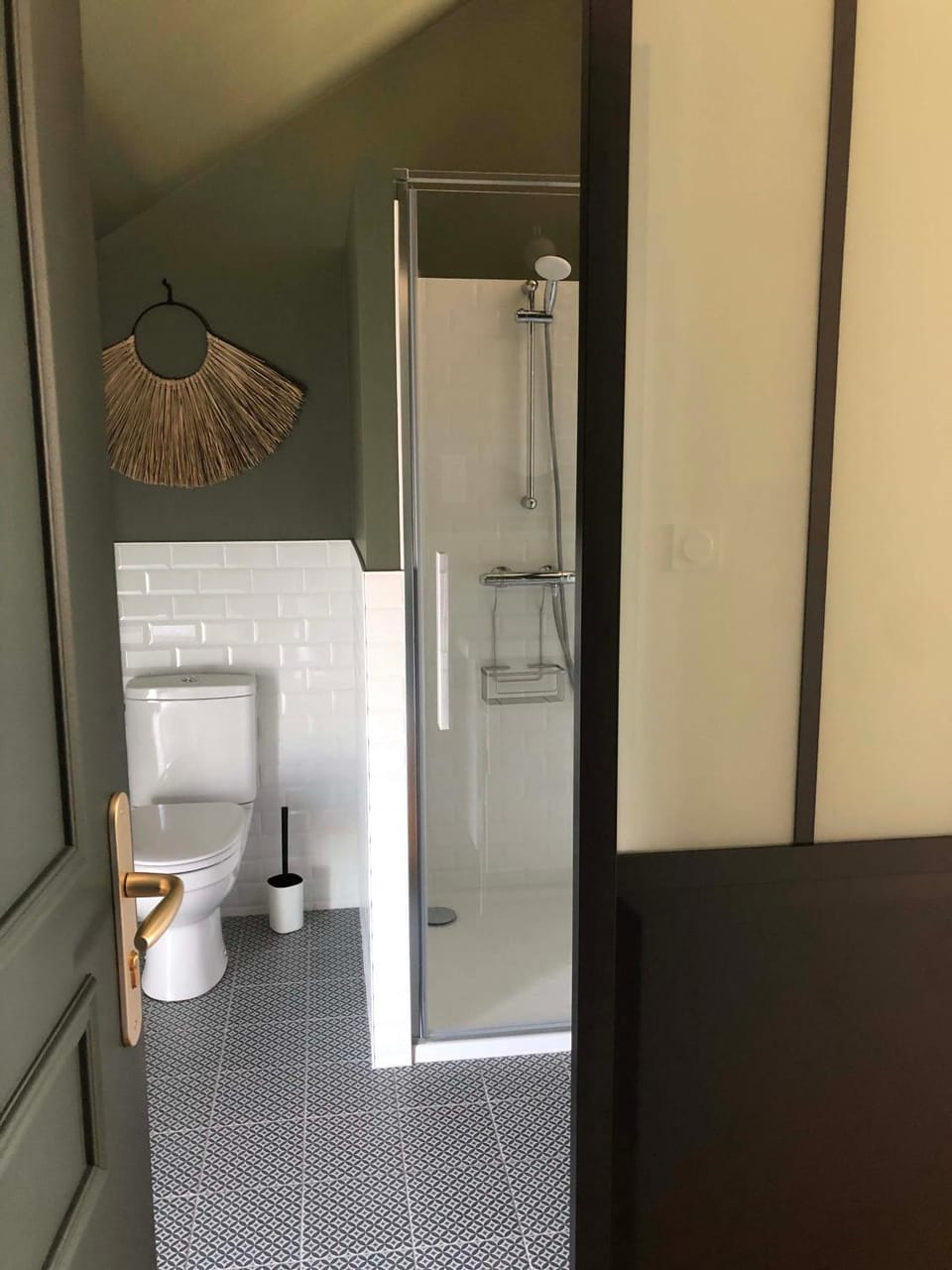 Shower, Toilet, Bathroom, Bedroom, hair dryier, heating, towels