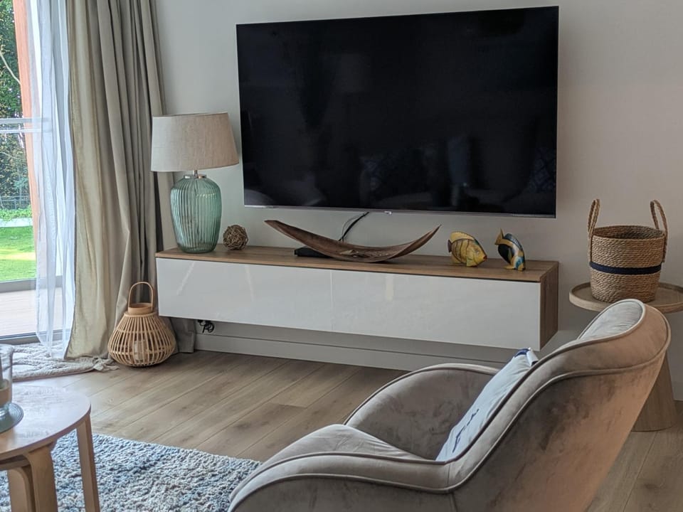 TV and multimedia, Living room, Seating area, Evening entertainment