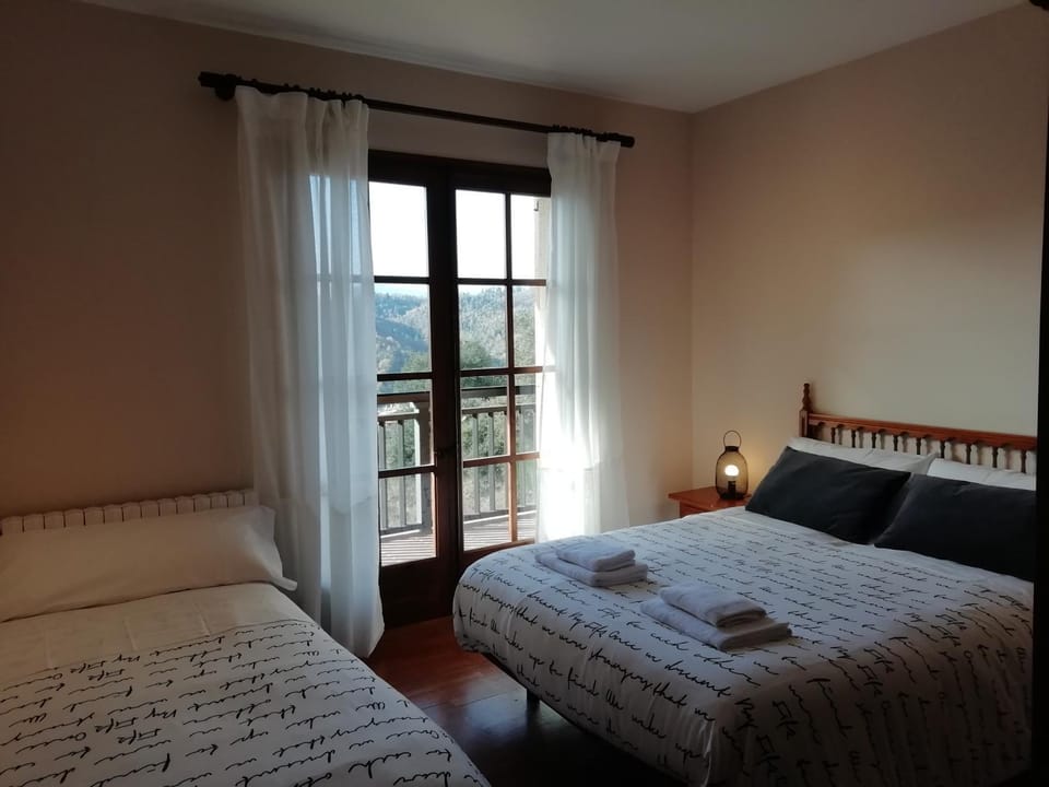 Bed, Photo of the whole room, Mountain view