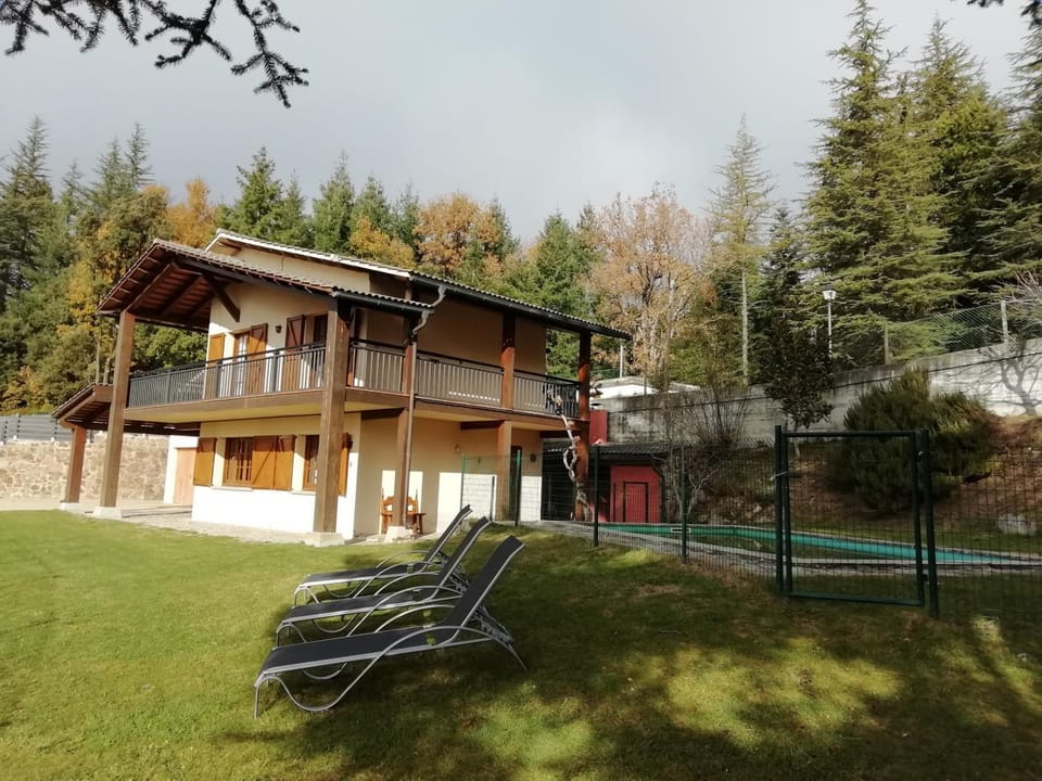 Property building, Garden, Swimming pool