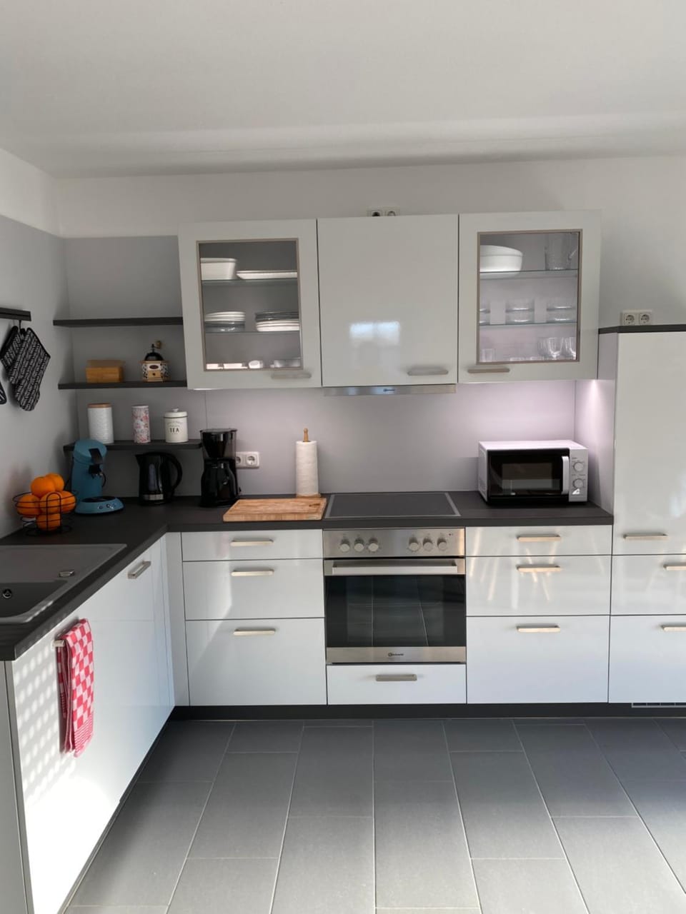 Coffee/tea facilities, Kitchen or kitchenette, dishwasher, stove, kitchen