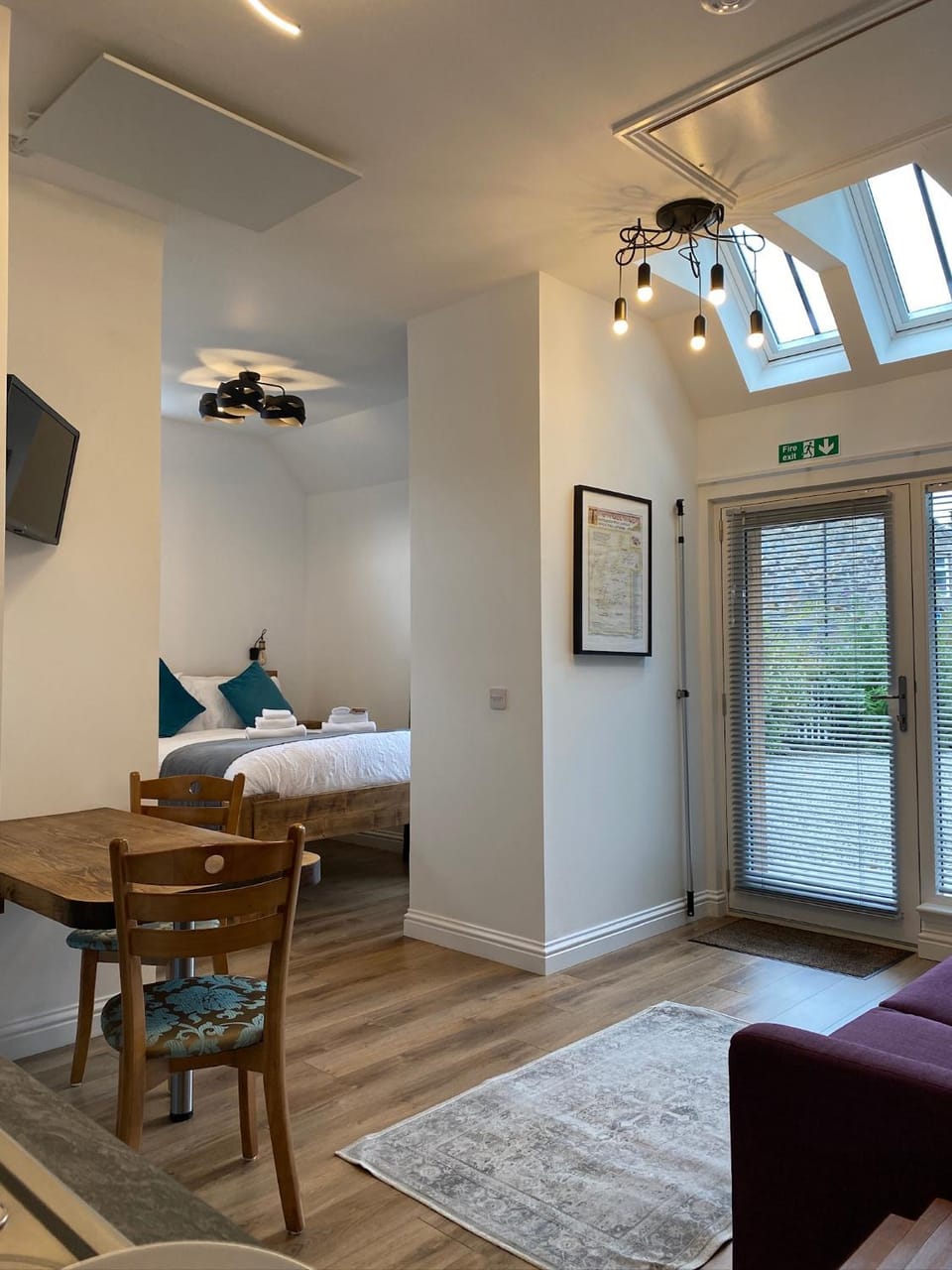 Bed, Seating area, Bedroom