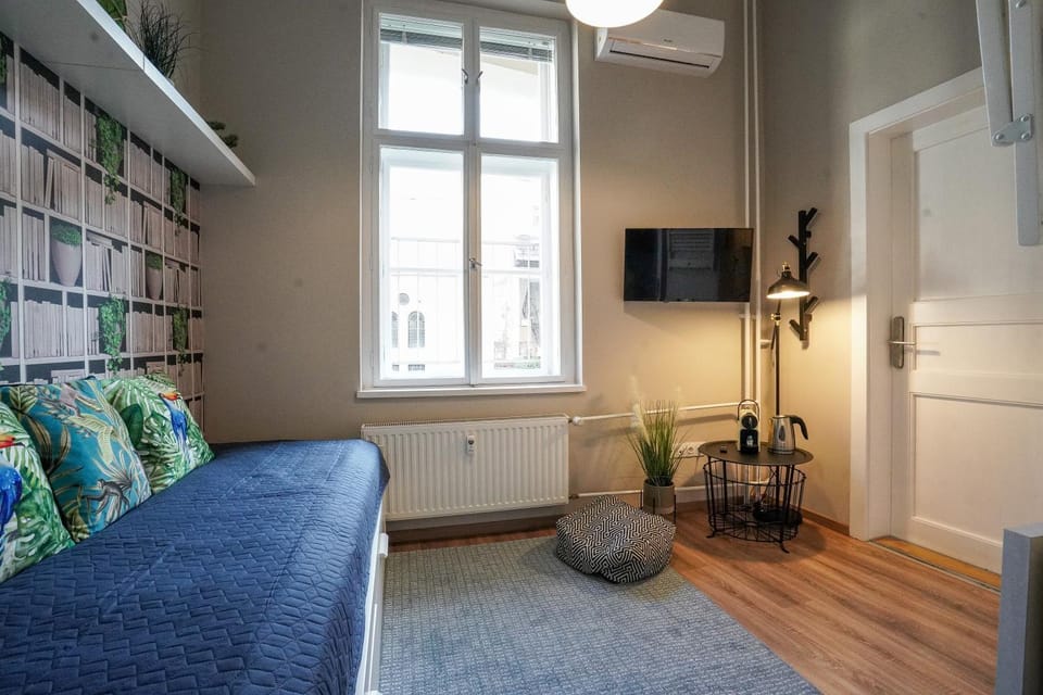 Bed, TV and multimedia, Coffee/tea facilities, View (from property/room), Garden view, Landmark view, Inner courtyard view