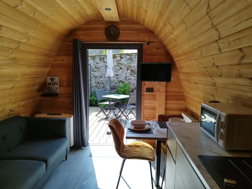 Cottage climatisé avec terrasse privative et kitchenette Bed and Breakfast in Normandy