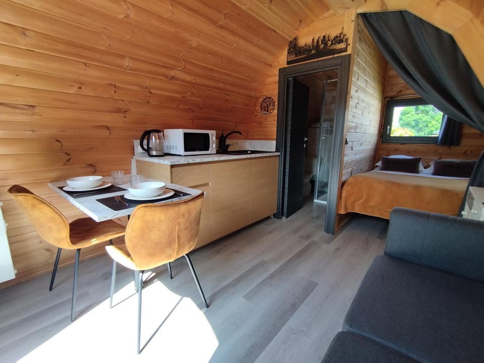 Cottage climatisé avec terrasse privative et kitchenette Bed and Breakfast in Normandy