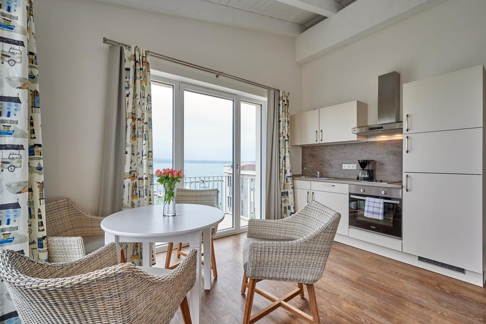 Kitchen or kitchenette, Seating area, Dining area