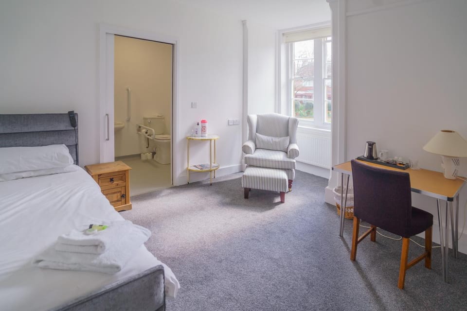 Photo of the whole room, Bedroom, acessibility