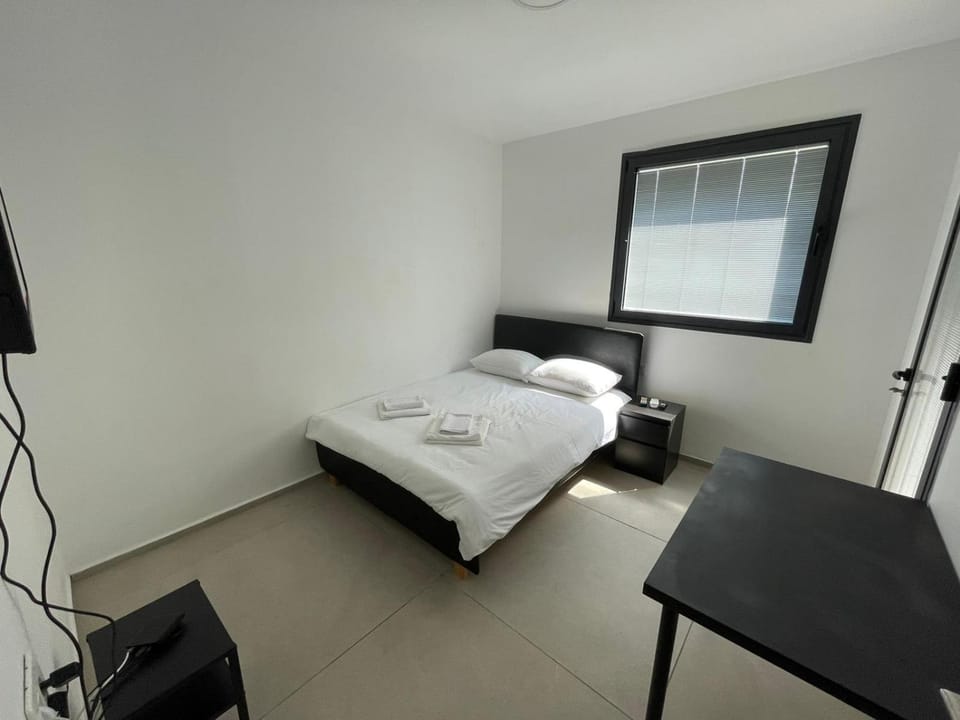 Bed, TV and multimedia, Photo of the whole room, Bedroom, towels