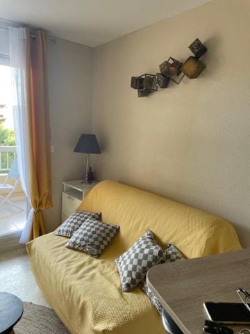 Bed, Living room
