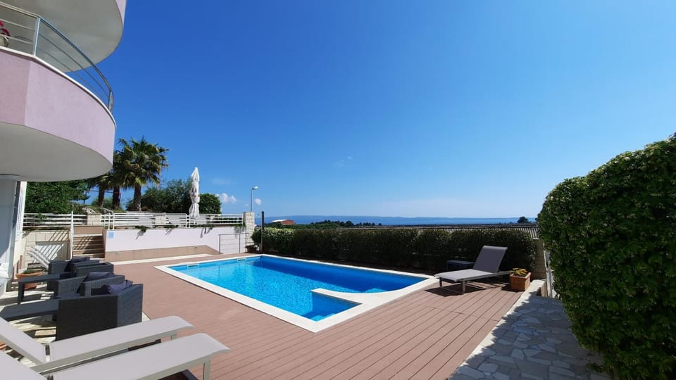 SEA VIEW- spacious apartment with shared pool Apartment in Split