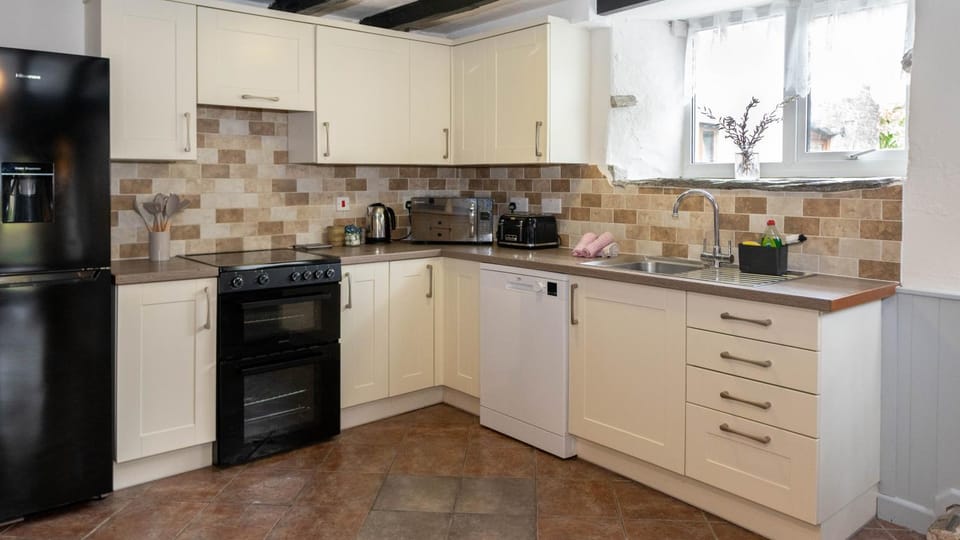 Coffee/tea facilities, Kitchen or kitchenette, dishwasher, oven
