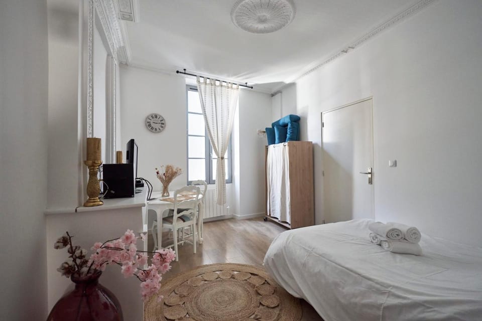 Bed, Photo of the whole room, Dining area, Bedroom, wardrobe