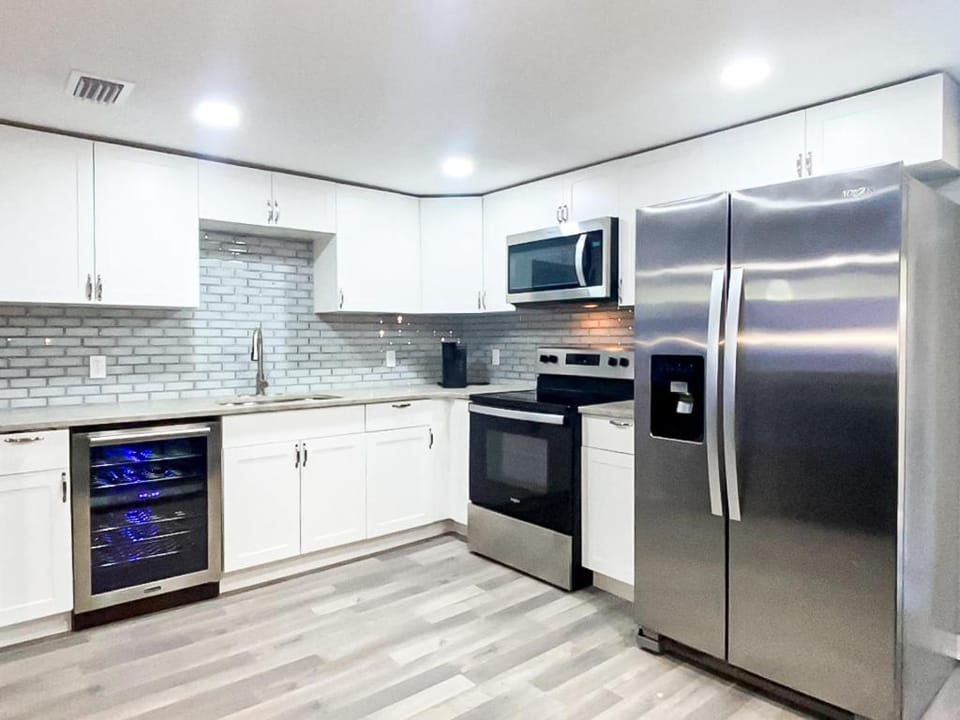 Sarasota Modern, Spacious, Comfy, Queen Beds, Backyard Rental House in Sarasota