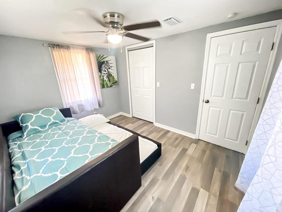 Sarasota Modern, Spacious, Comfy, Queen Beds, Backyard Rental House in Sarasota