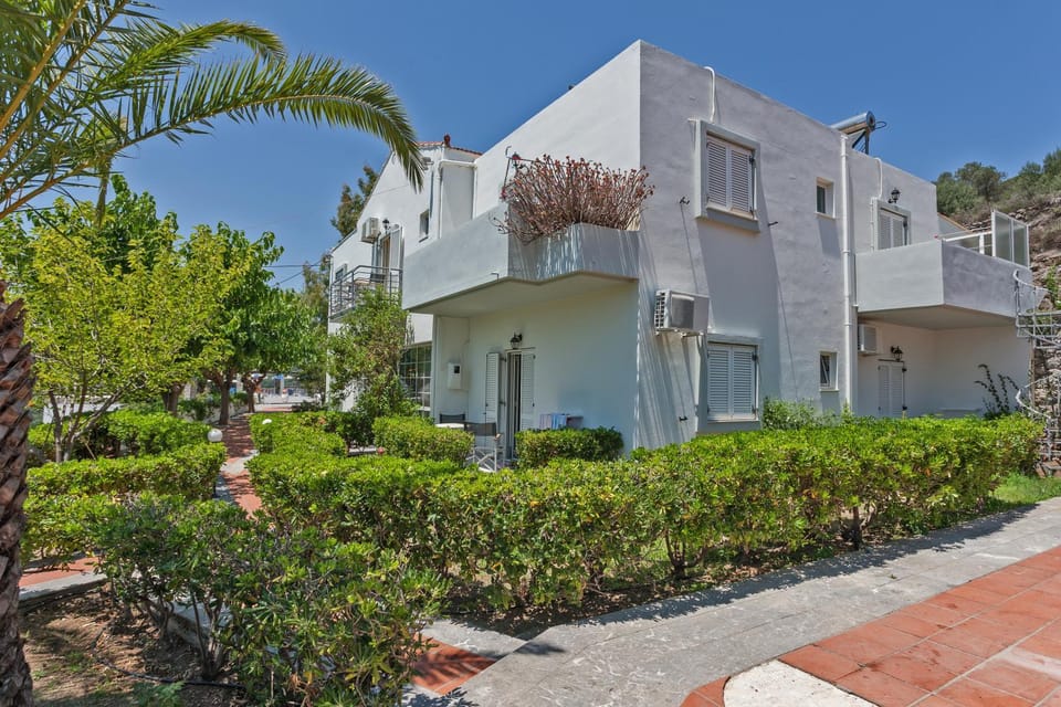 Property building, Facade/entrance, Garden, Balcony/Terrace, Garden view