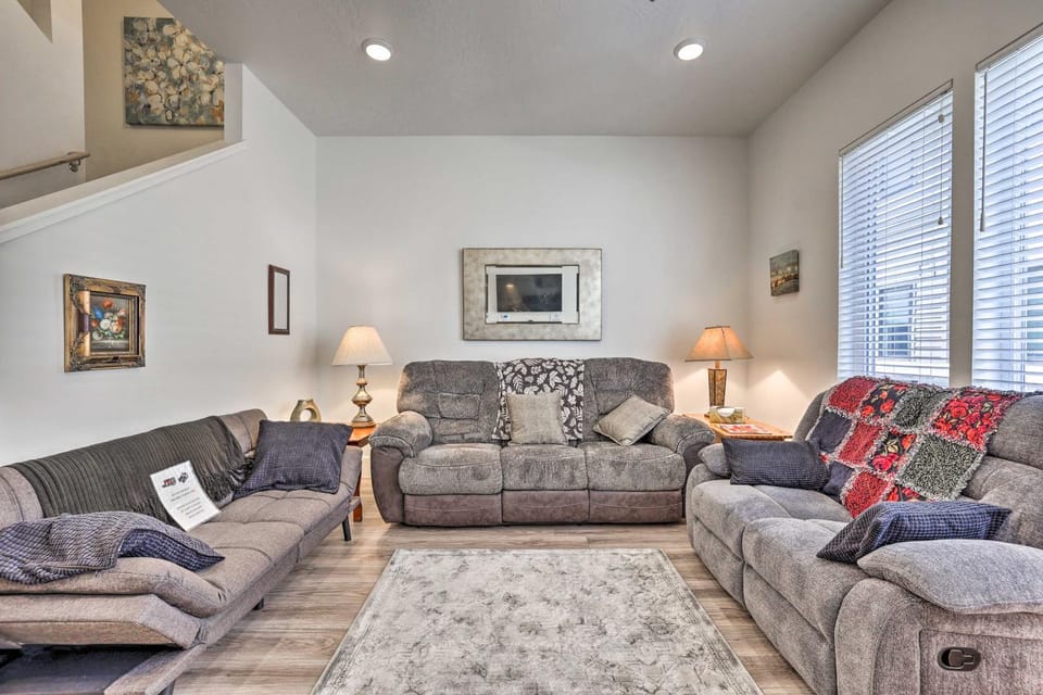 Boise Townhome w/ Rooftop Deck, 2 Mi to Downtown! House in Boise
