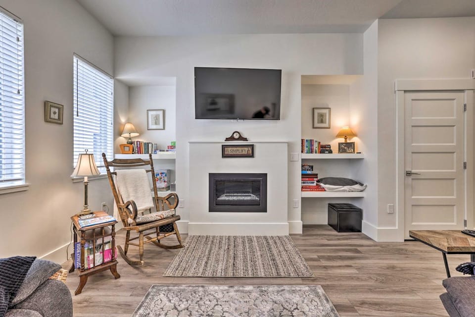 Boise Townhome w/ Rooftop Deck, 2 Mi to Downtown! House in Boise