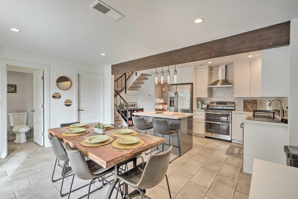 Chic Scottsdale Home w/ Balcony, Walk to Old Town! House in Scottsdale