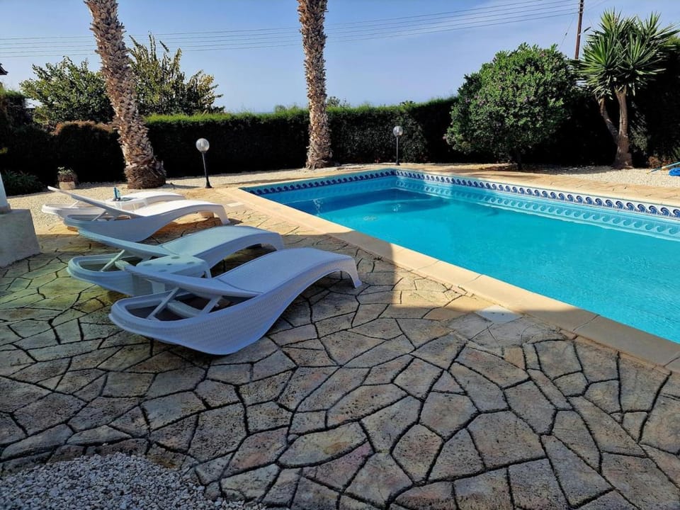 Cheerful 2 Bedroom Villa, sea views, refurbished 2026 Villa in Peyia