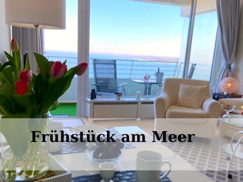 Natural landscape, View (from property/room), Balcony/Terrace, Living room, Seating area, Dining area, Sea view