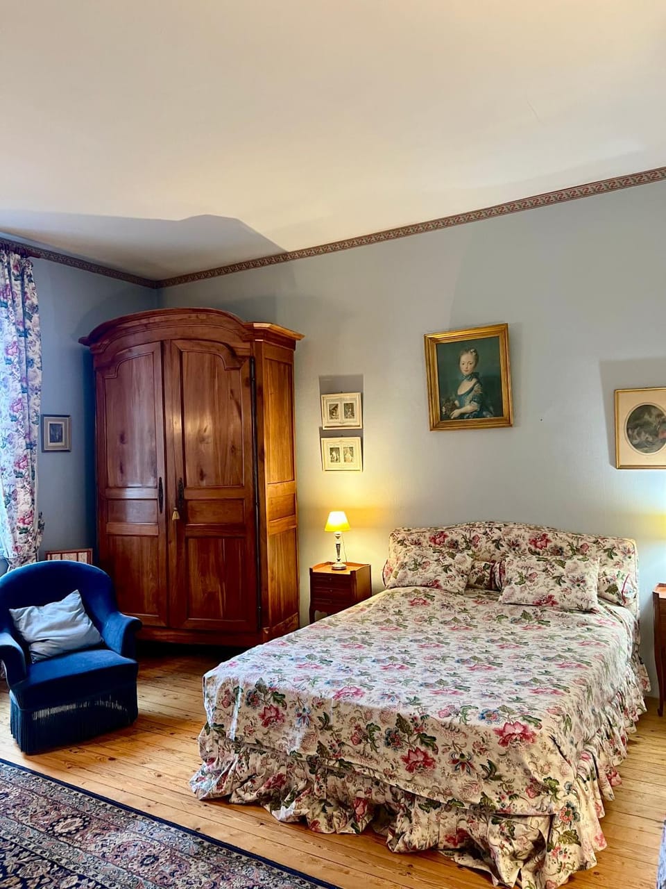 Bed, Photo of the whole room, wardrobe