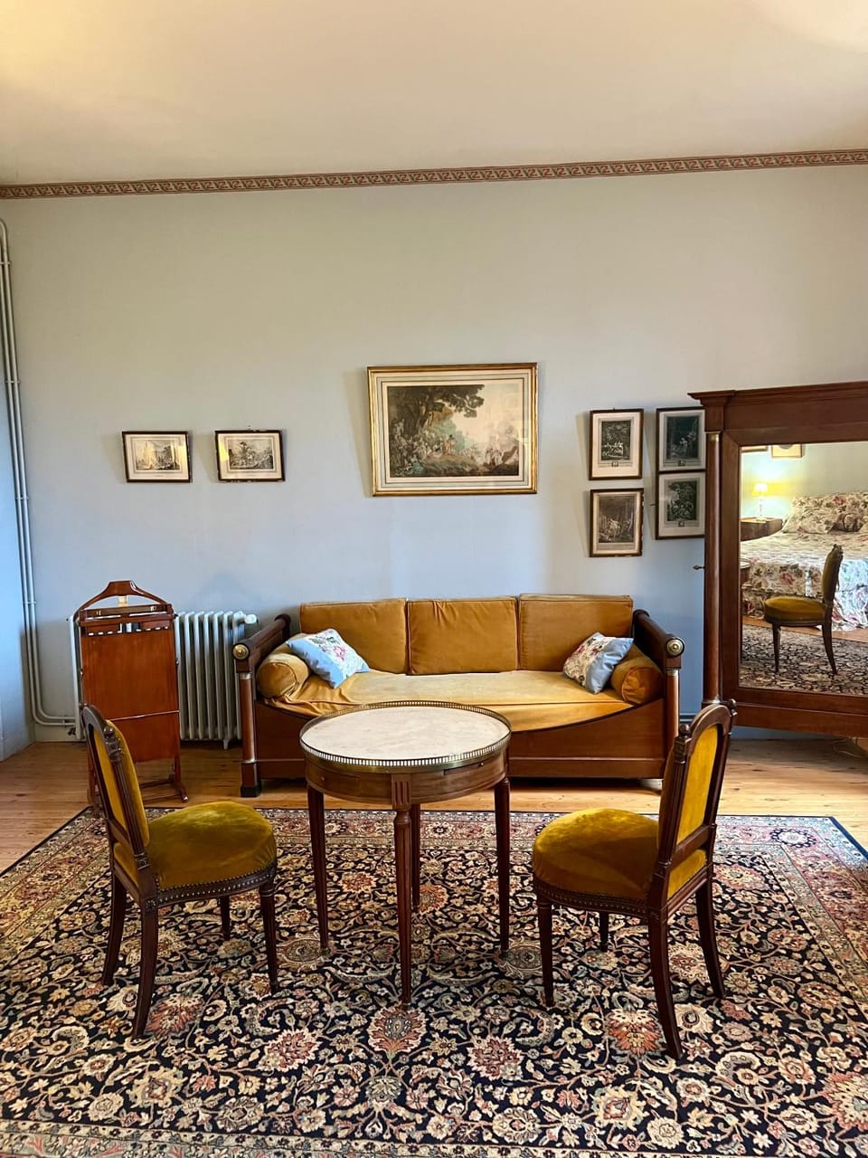 Bed, Seating area