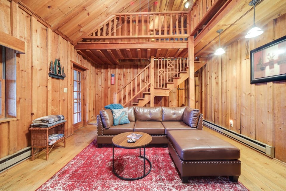 Rustic Maggie Valley Cabin w/ Mountain Views! Cabin in Ivy Hill