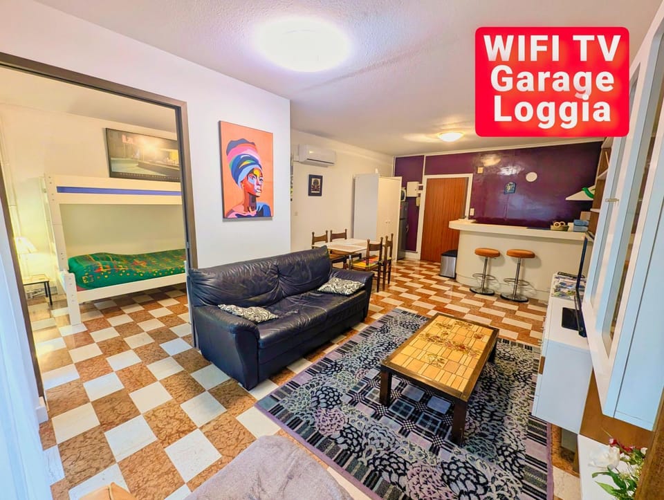 TV and multimedia, Kitchen or kitchenette, Living room, Lounge or bar, Dining area, internet