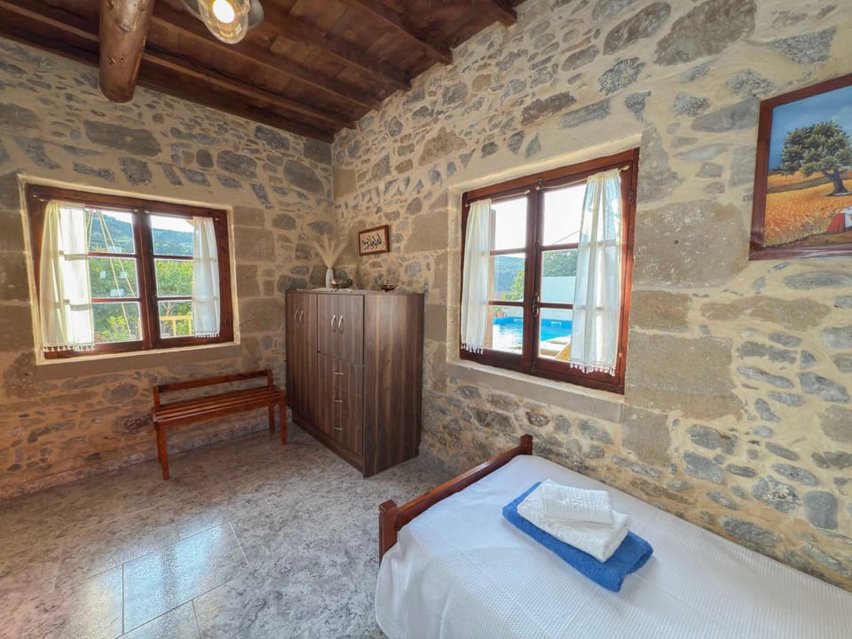 Bed, Photo of the whole room, Bedroom, towels