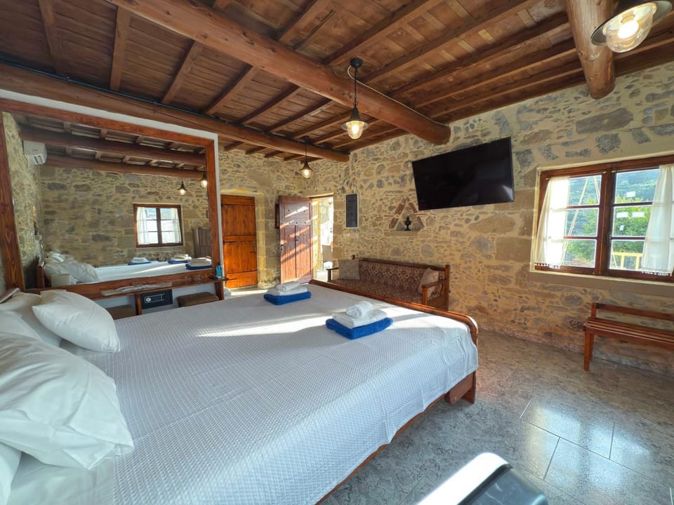 Bed, TV and multimedia, Photo of the whole room, Evening entertainment, Bedroom, towels