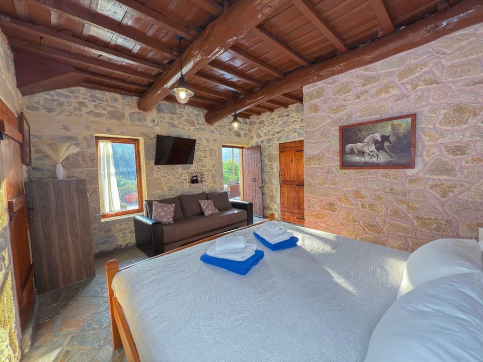 Bed, TV and multimedia, Photo of the whole room, Bedroom, towels