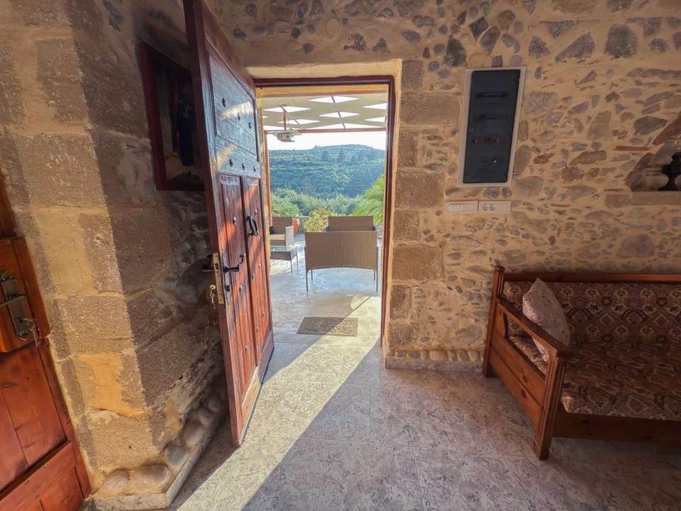 Day, Natural landscape, TV and multimedia, View (from property/room), Balcony/Terrace, Living room, Seating area, Evening entertainment, Mountain view