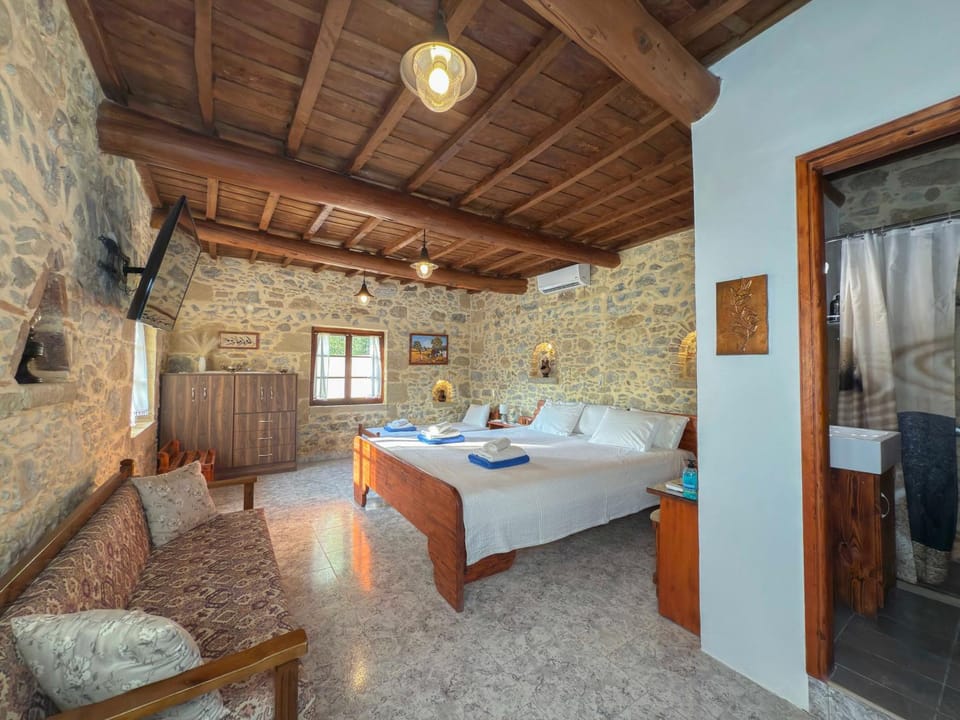 Bed, TV and multimedia, Photo of the whole room, Seating area, Bedroom, towels