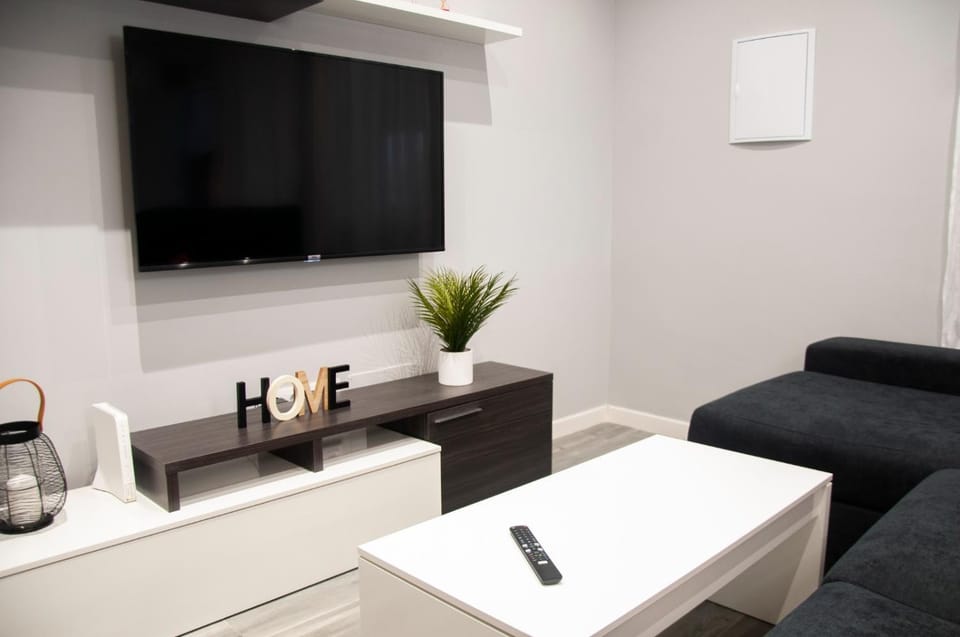 TV and multimedia, Living room, Evening entertainment