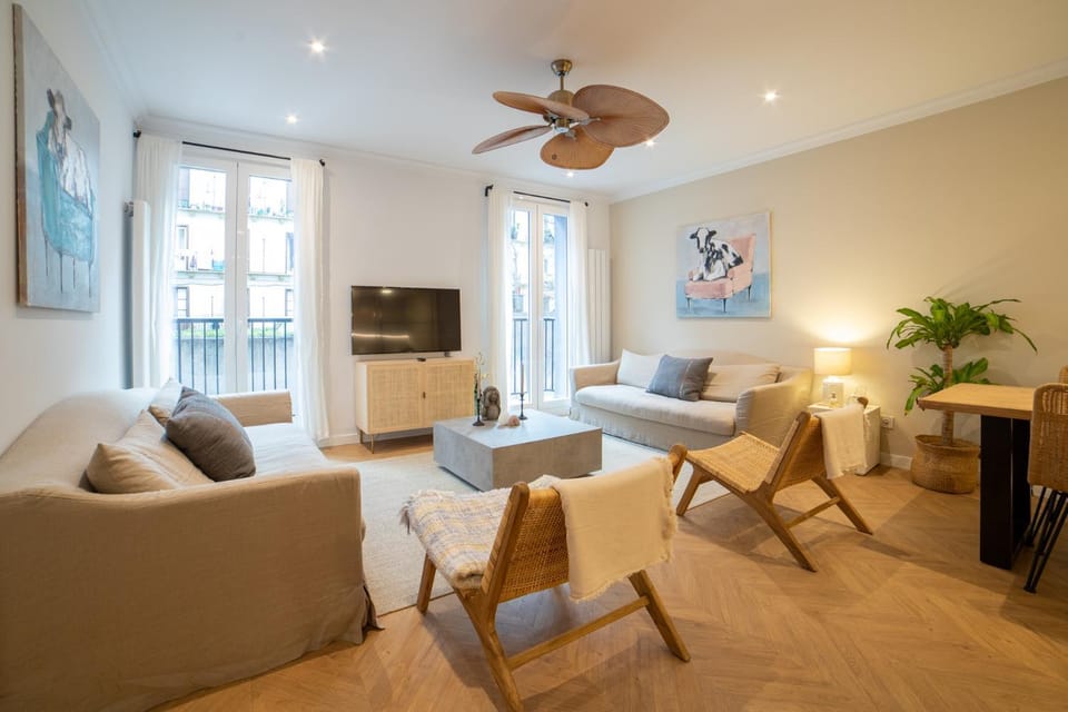 Communal lounge/ TV room, TV and multimedia, Living room, Seating area, fireplace