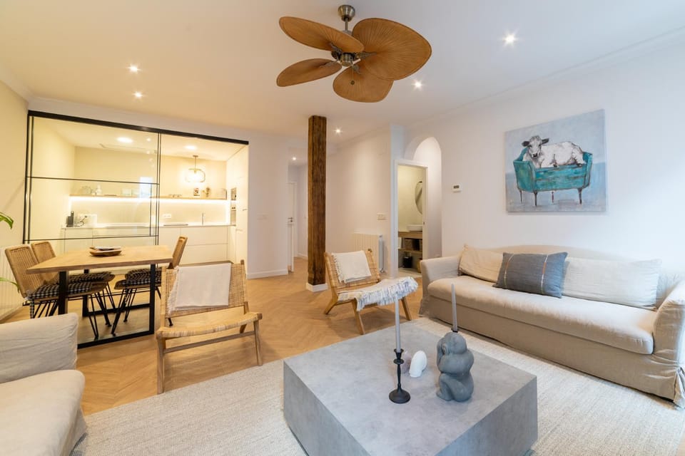 Living room, Seating area, Dining area, fireplace