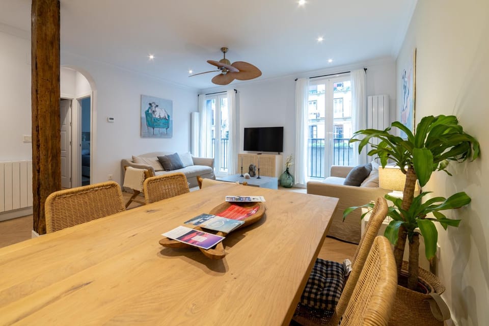 Communal lounge/ TV room, TV and multimedia, Living room, Seating area, Dining area, Evening entertainment, fireplace