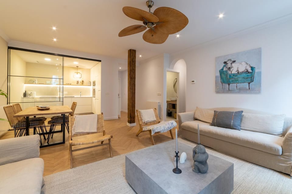 Kitchen or kitchenette, Living room, Seating area, Dining area, fireplace