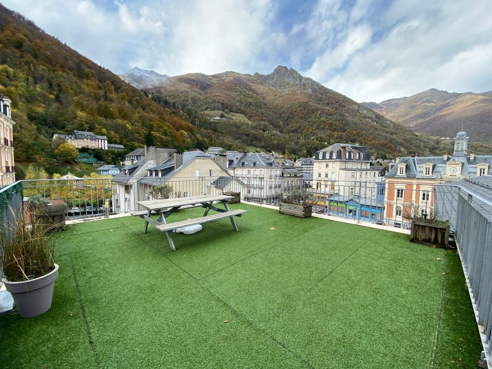 Place de la mairie T2 type loft 70m2 terrasse 35m2 Apartment in Cauterets