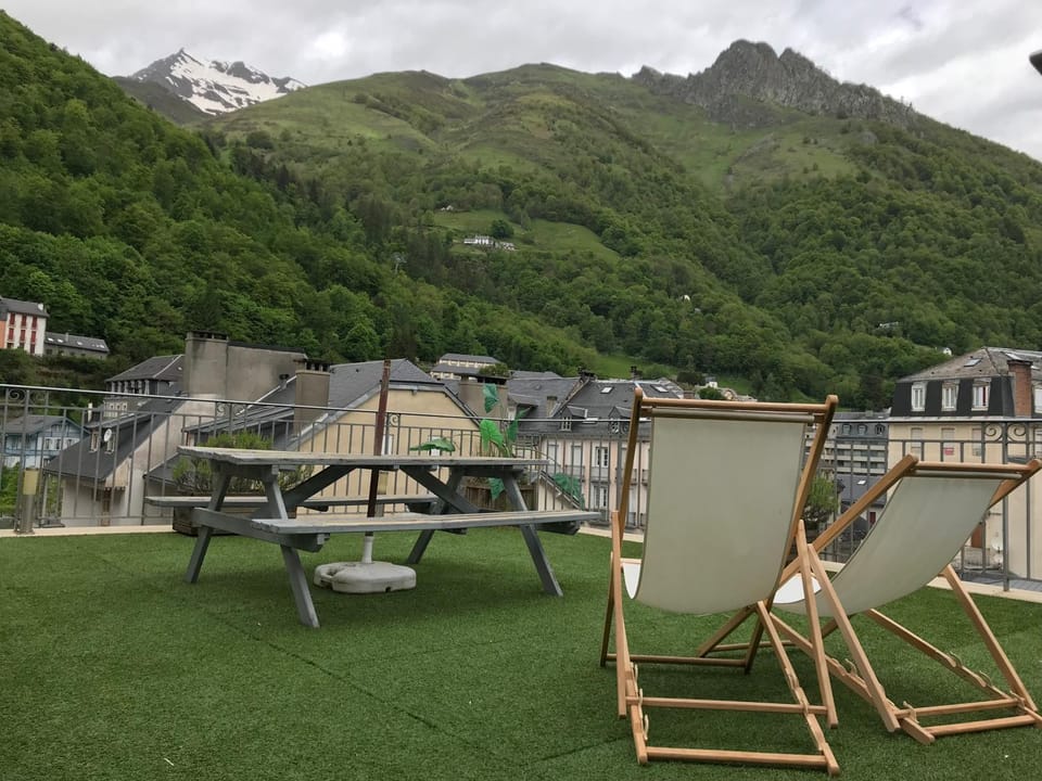 Place de la mairie T2 type loft 70m2 terrasse 35m2 Apartment in Cauterets