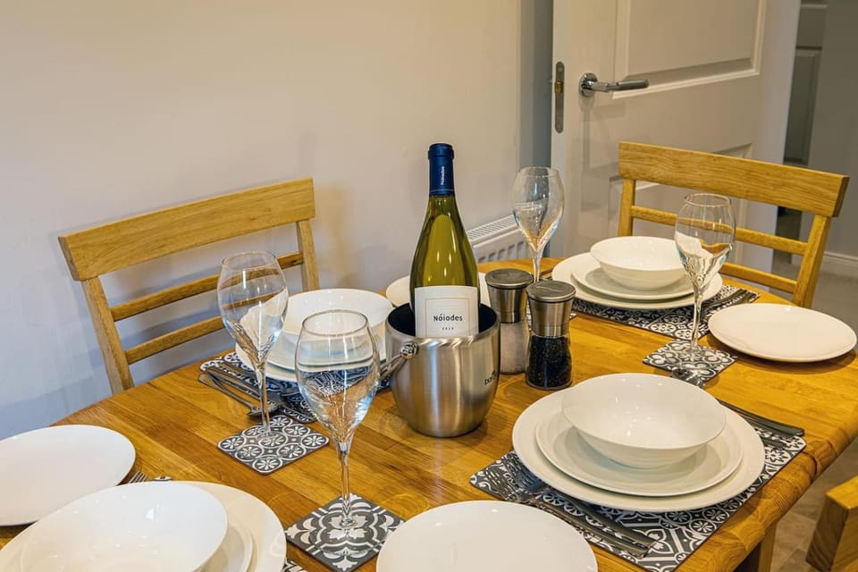 Hedgefield House - Serene Top Floor Flat Apartment in Inverness