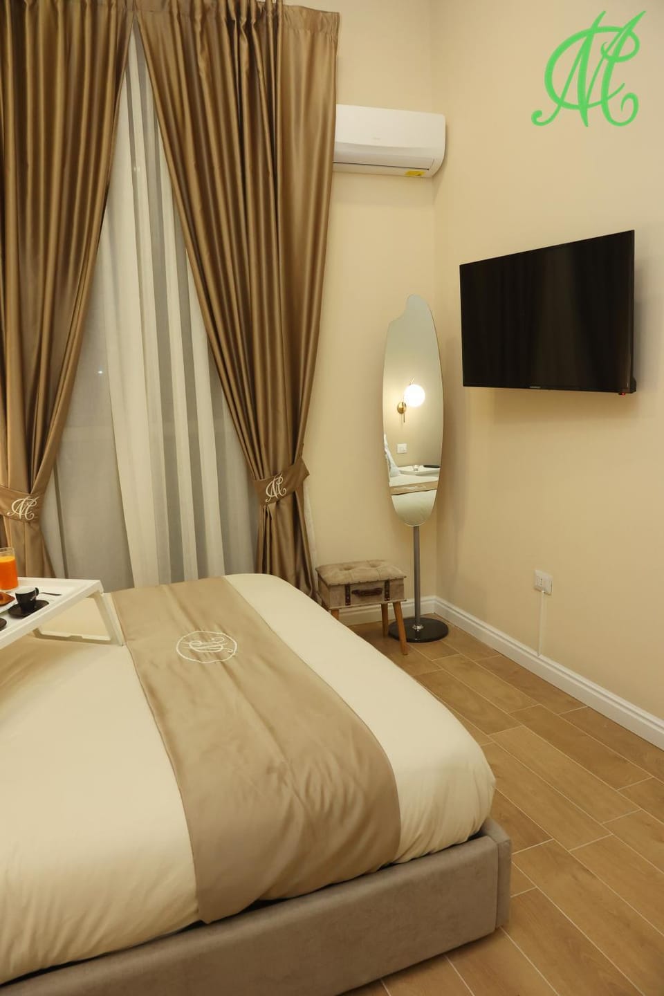 Bed, TV and multimedia, Photo of the whole room, Bedroom