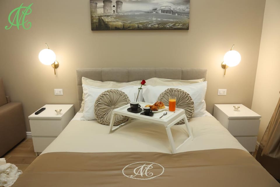 Bed, Bedroom, Drinks