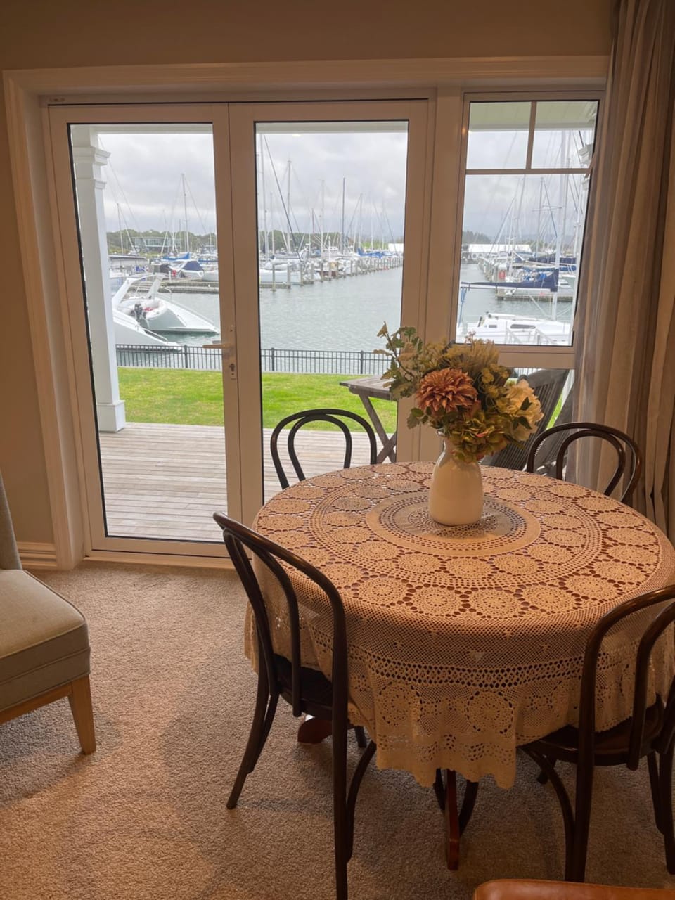 Seating area, Dining area