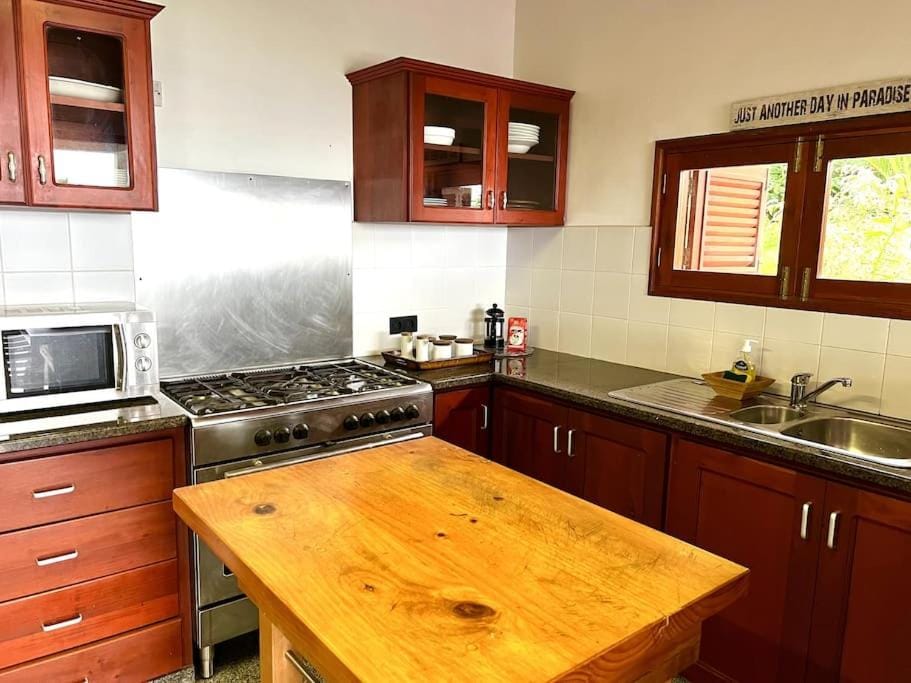 Kitchen or kitchenette, minibar, stove