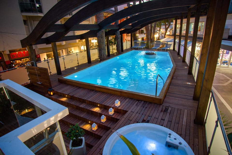 Swimming pool, Swimming pool