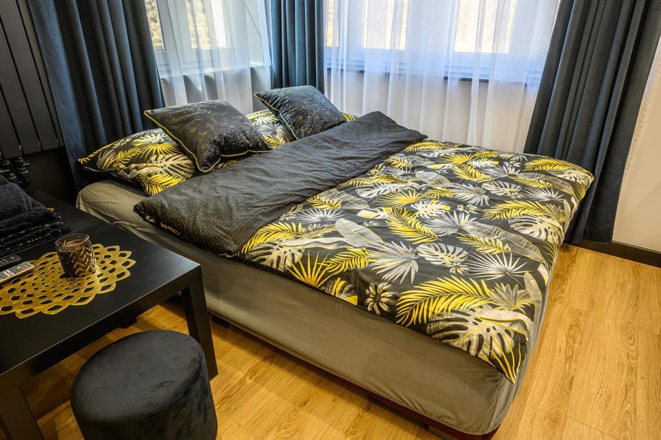 Bed, Photo of the whole room, Seating area, Bedroom